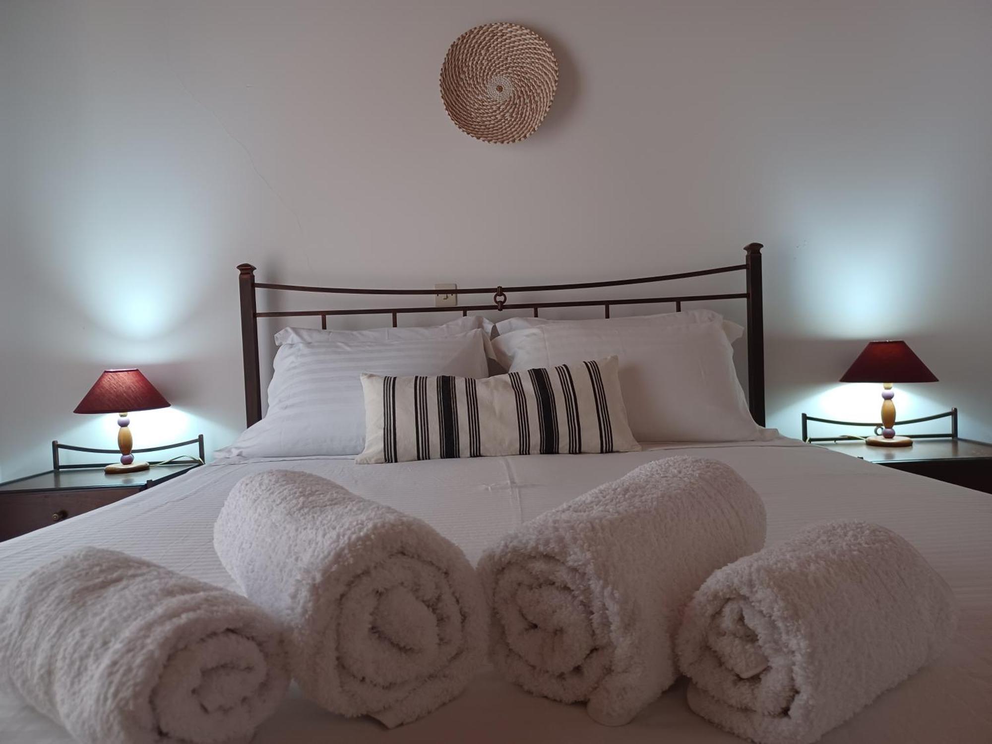 Nerissa Bungalow 2, Two Bedroom House With Sea View Спартия Екстериор снимка