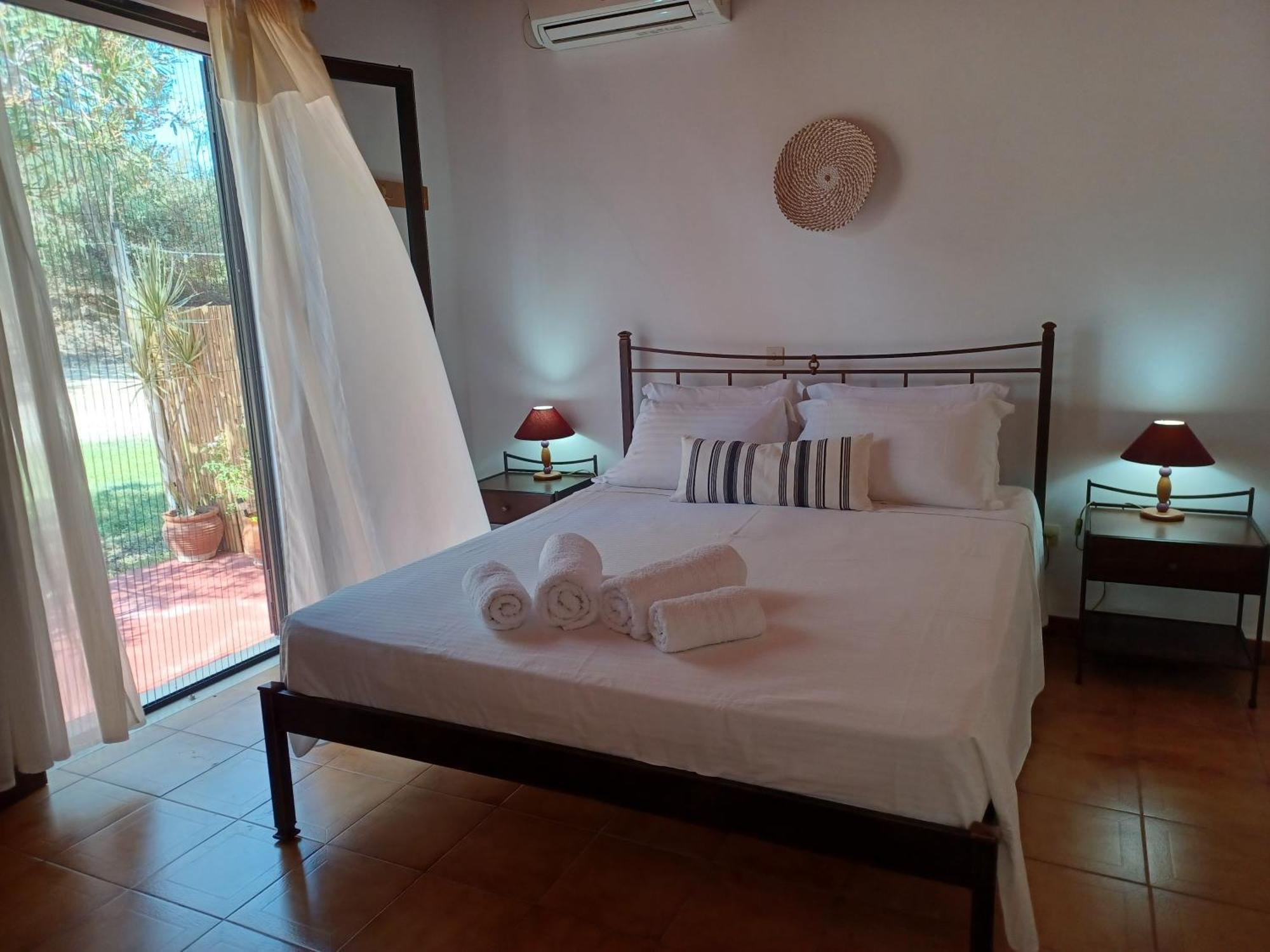 Nerissa Bungalow 2, Two Bedroom House With Sea View Спартия Екстериор снимка