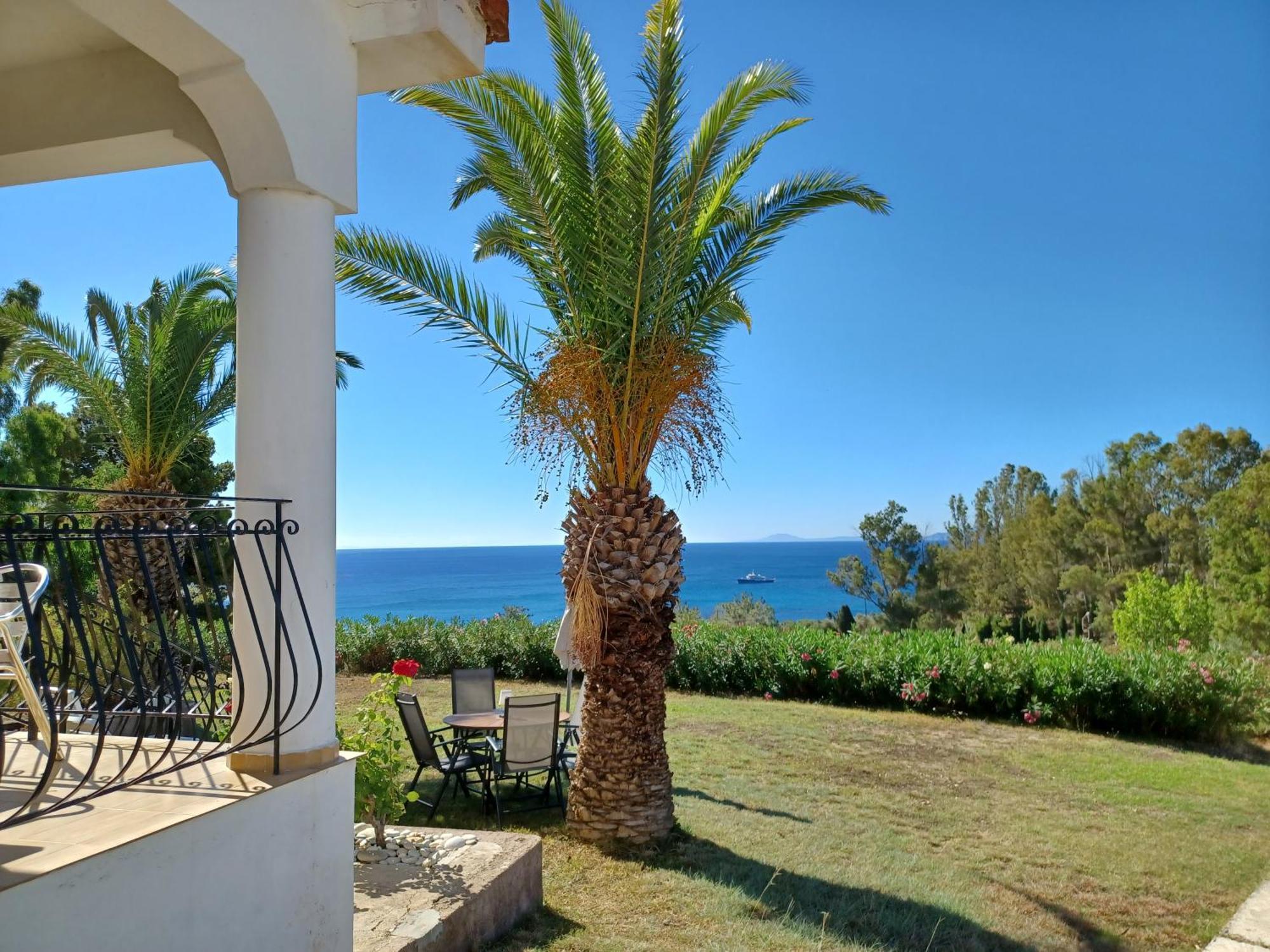 Nerissa Bungalow 2, Two Bedroom House With Sea View Спартия Екстериор снимка