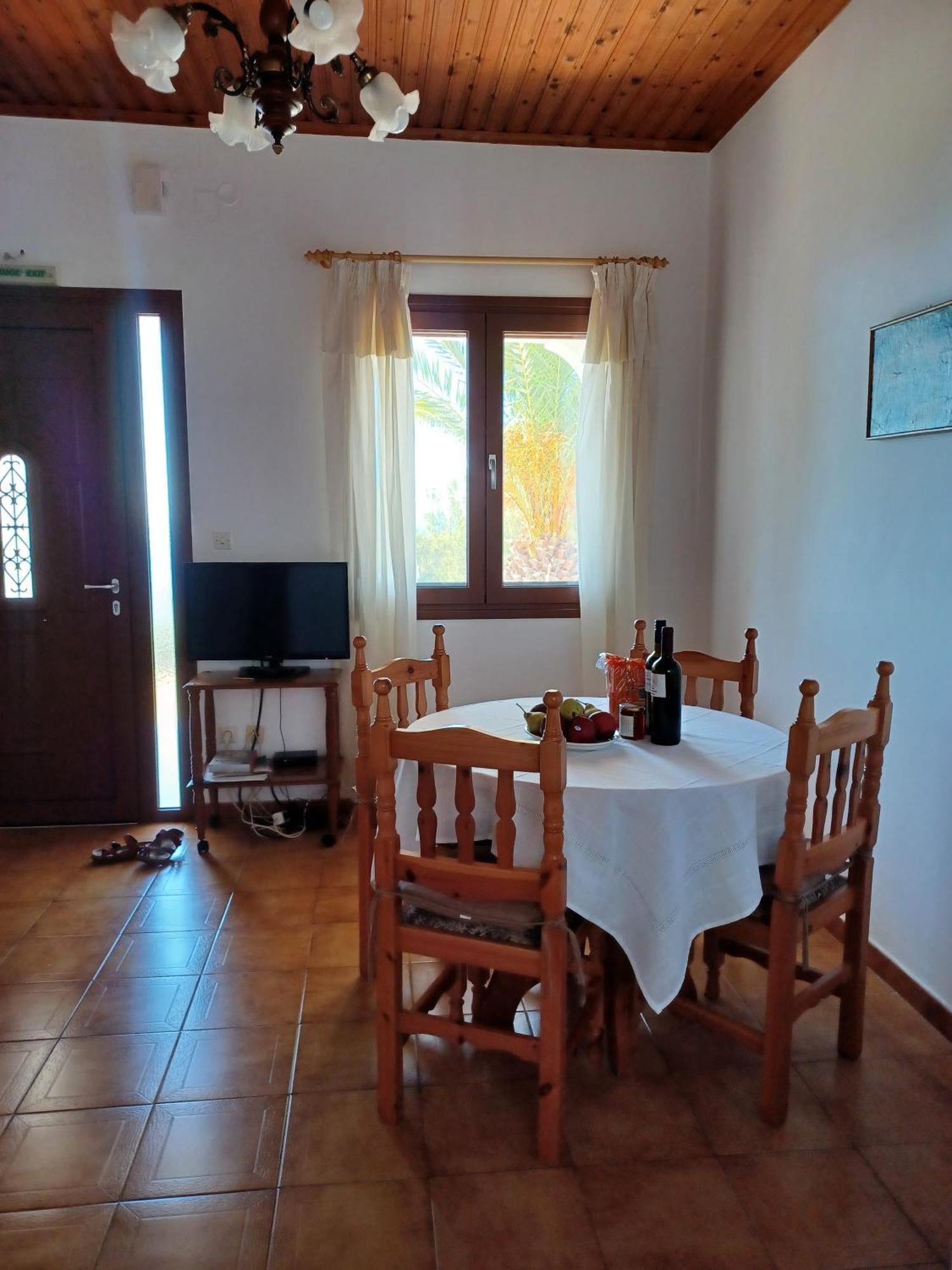 Nerissa Bungalow 2, Two Bedroom House With Sea View Спартия Екстериор снимка